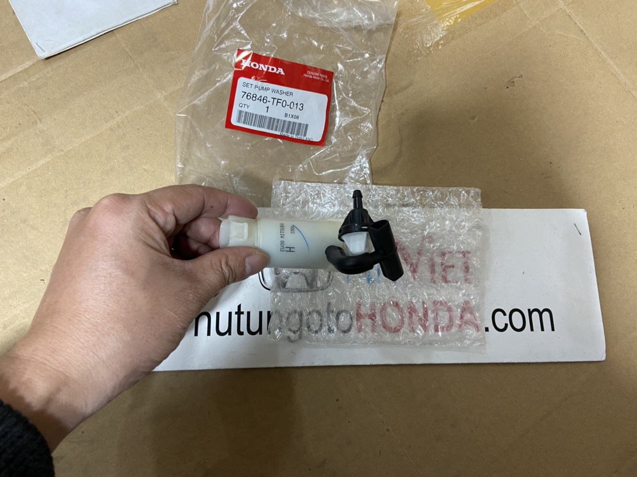 Mô tơ bơm nước rửa kính xe Honda BRIO